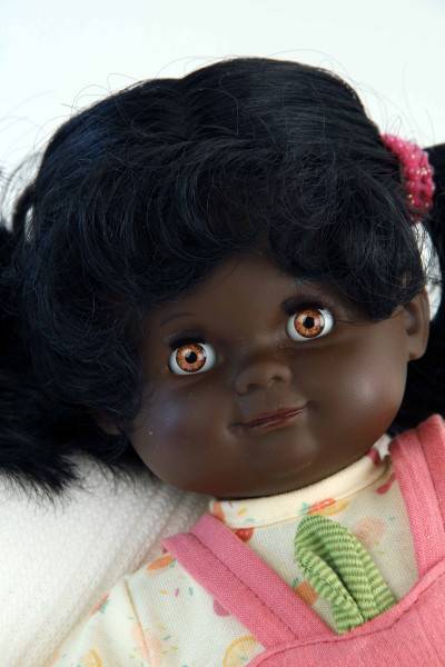Schildkröt Manufaktur Puppe Schlummerle Gr. 32 schwarze Haare, braune Schlafaugen, Kleidung rose/gelb/grün Online Outlet
