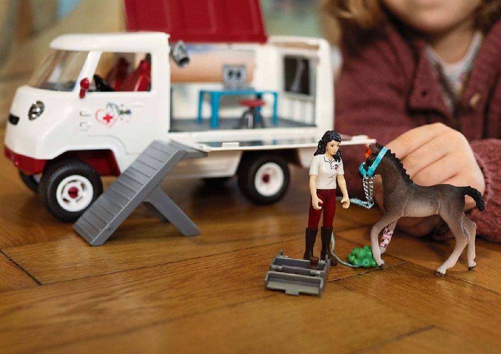 Schleich Mobile Tierärztin mit Hannoveraner Fohlen Saisonale Angebote